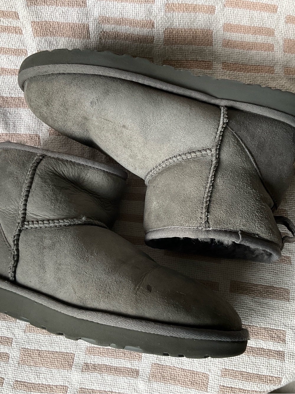 UGG women, Short Suede Boots in Gray